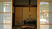 部屋の中の仏壇